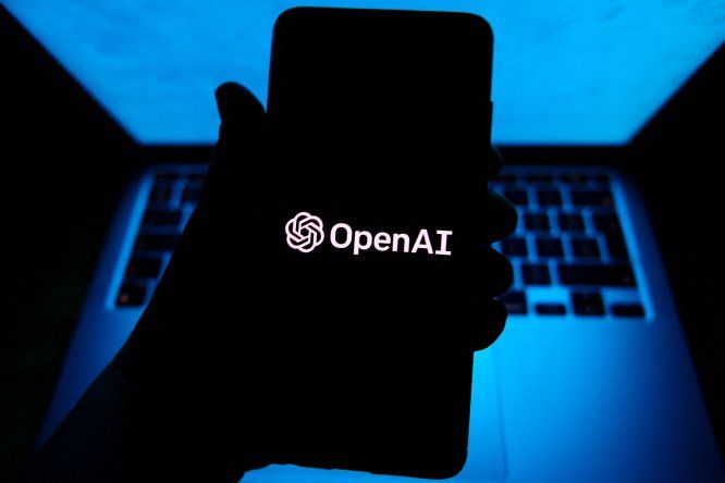 Celular con la app de OpenAI.