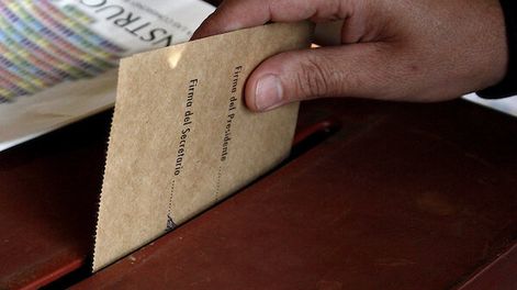 Votación en circuito electoral. Foto: Javier Calvelo / adhocFOTOS