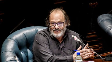 Búsqueda | Daniel Olesker en la Cámara de Senadores. Foto: Javier Calvelo / adhocFOTOS