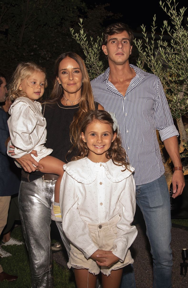 Mariana Weissman y Martín Bianchi con Catalina y Antonia