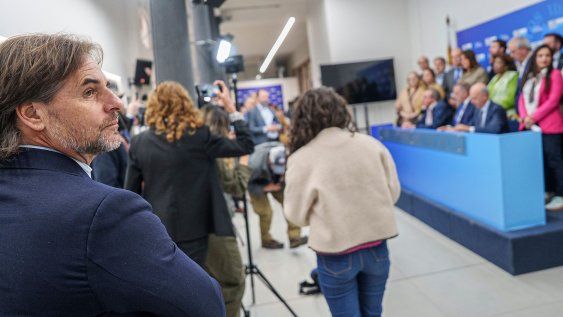 Luis Lacalle Pou durante la conferencia de prensa tras la reunión del directorio del Partido Nacional sobre el caso Cardama, en la Casa del Partido Nacional en Montevideo, el 27 de octubre de 2025. Luis Lacalle Pou durante la conferencia de prensa tras la reunión del directorio del Partido Nacional sobre el caso Cardama, en la Casa del Partido Nacional en Montevideo, el 27 de octubre de 2025.