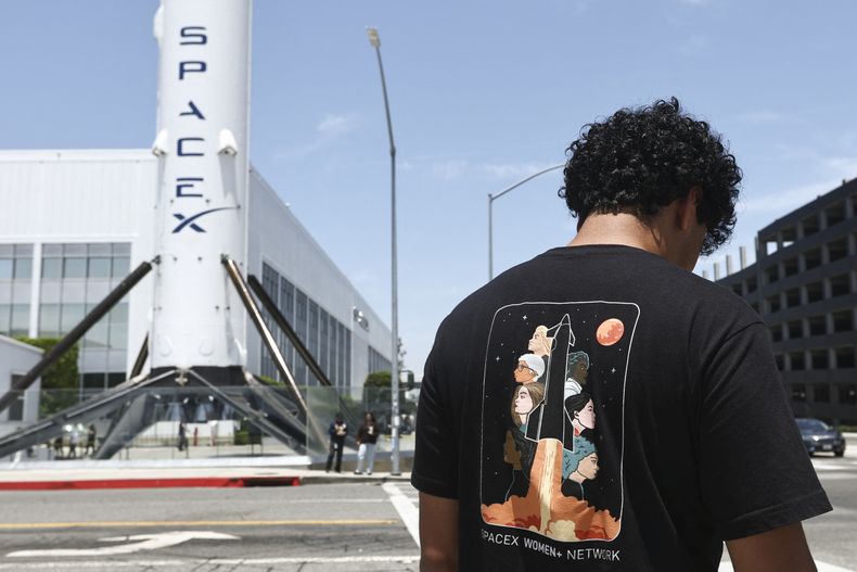 Letrero de SpaceX en el exterior de las instalaciones de Space Exploration Technologies Corp. en Hawthorne, California, el 3 de junio de 2026. SpaceX comenzará a cotizar en el Nasdaq bajo el símbolo SPCX.