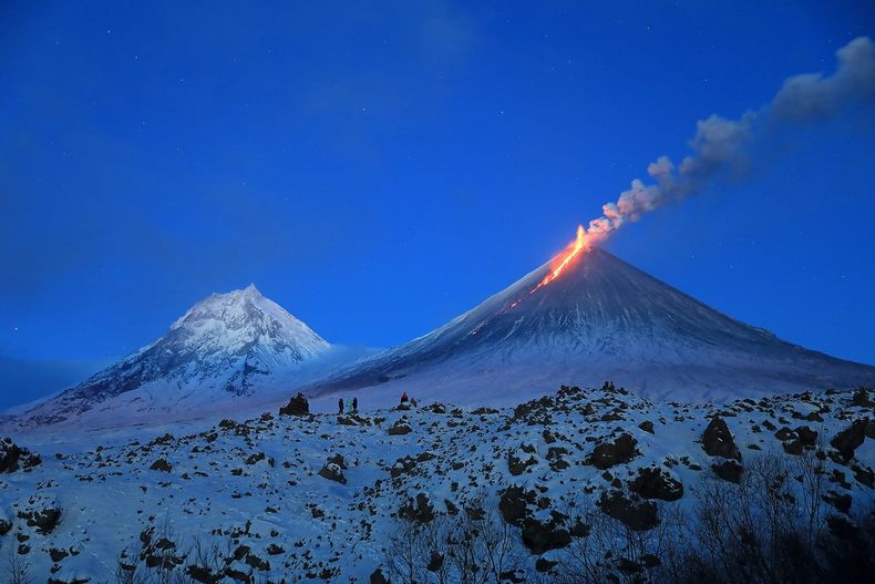 La lava fluye por la ladera occidental del volcán Klyuchevskoy, en Rusia