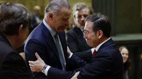 El ministro de Asuntos Exteriores, Unión Europea y Cooperación del Gobierno de España, José Manuel Albares (d), saluda al embajador de México en España, Quirino Ordaz (i), durante el acto de inauguración de la exposición La mitad del mundo. La mujer en el México indígena en Madrid.