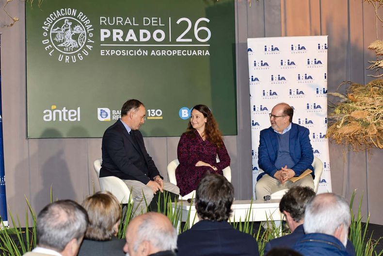 El presidente de ARU, Rafael Ferber, la vicecanciller, Valeria Csukasi, y el presidente de INIA, Miguel Sierra, durante la actividad del pasado lunes en la Rural del Prado.