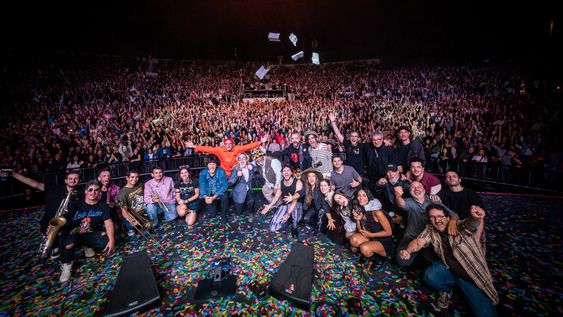fiesta ¡fa!, de mex urtizberea, propuso una grilla sorpresa de grandes artistas que hizo explotar el teatro de verano