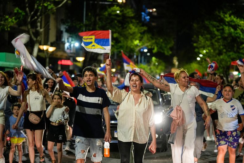 Festejos en el centro de Montevideo por la victoria de Yamandú Orsi en el balotaje