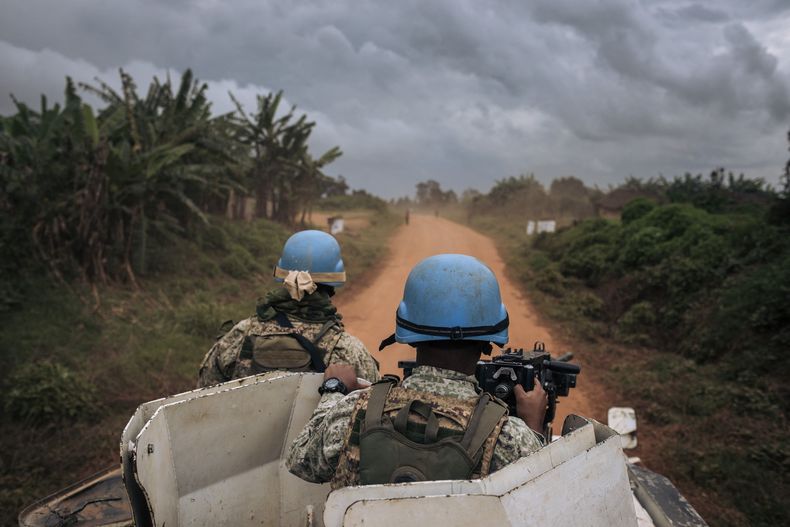 Cascos azules uruguayos patrullan una ruta de la República Democrática del Congo como parte de la misión de paz que&nbsp; Naciones Unidas lleva adelante en ese país.&nbsp;