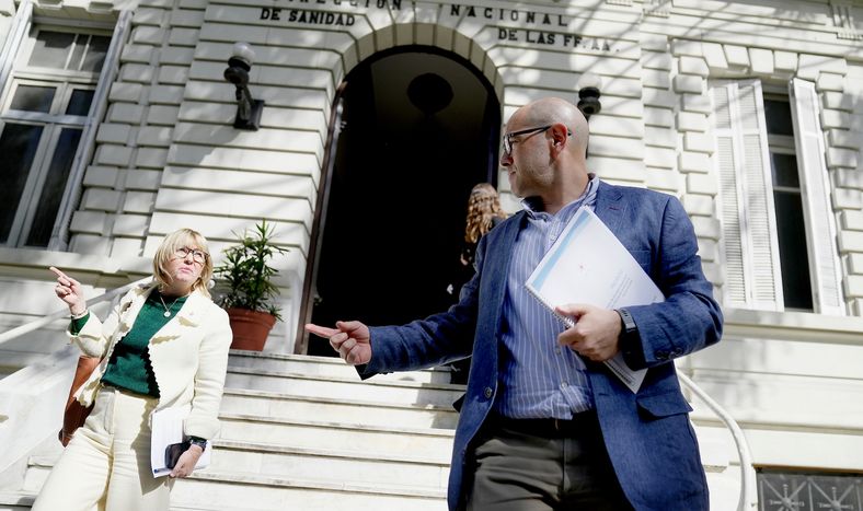 Ministra de Salud Pública, Cristina Lustemberg, y presidente de ASSE, Álvaro Danza, saliendo del Hospital Militar.