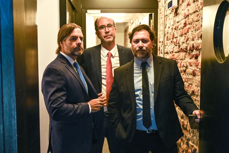 Presidente de la República Luis Lacalle Pou, director periodístico de Búsqueda Andrés Danza  y periodista de información general de Búsqueda Federico Castillo