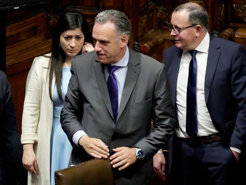 La diputada cabildante Silvana Pérez Bonavita, el presidente Yamandú Orsi y el diputado de Cabildo Abierto Álvaro Perrone.