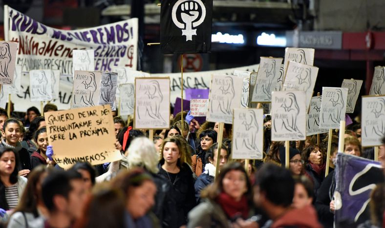 Marcha Ni Una Menos por la avenida 18 de Julio