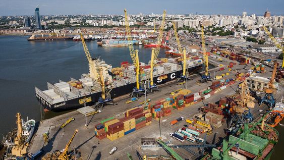 El Puerto de Montevideo. El Puerto de Montevideo.