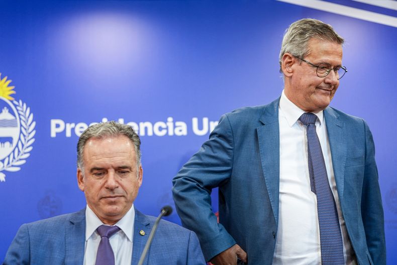 Yamandú Orsi y Jorge Díaz, el 13 de febrero, durante la conferencia de prensa en Presidencia en la que se anunció la rescisión con Cardama.
