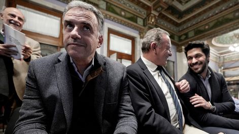 Pablo Mieres, Yamandú Orsi, Álvaro Delgado y Andrés Ojeda durante una conferencia en el Palacio Legislativo
