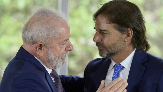 Lula saluda a Lacalle Pou tras la conferencia de prensa en la residencia de Suárez y Reyes. Foto: AFP