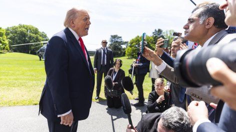 Donald Trump habla con los periodistas al salir de la Casa Blanca.