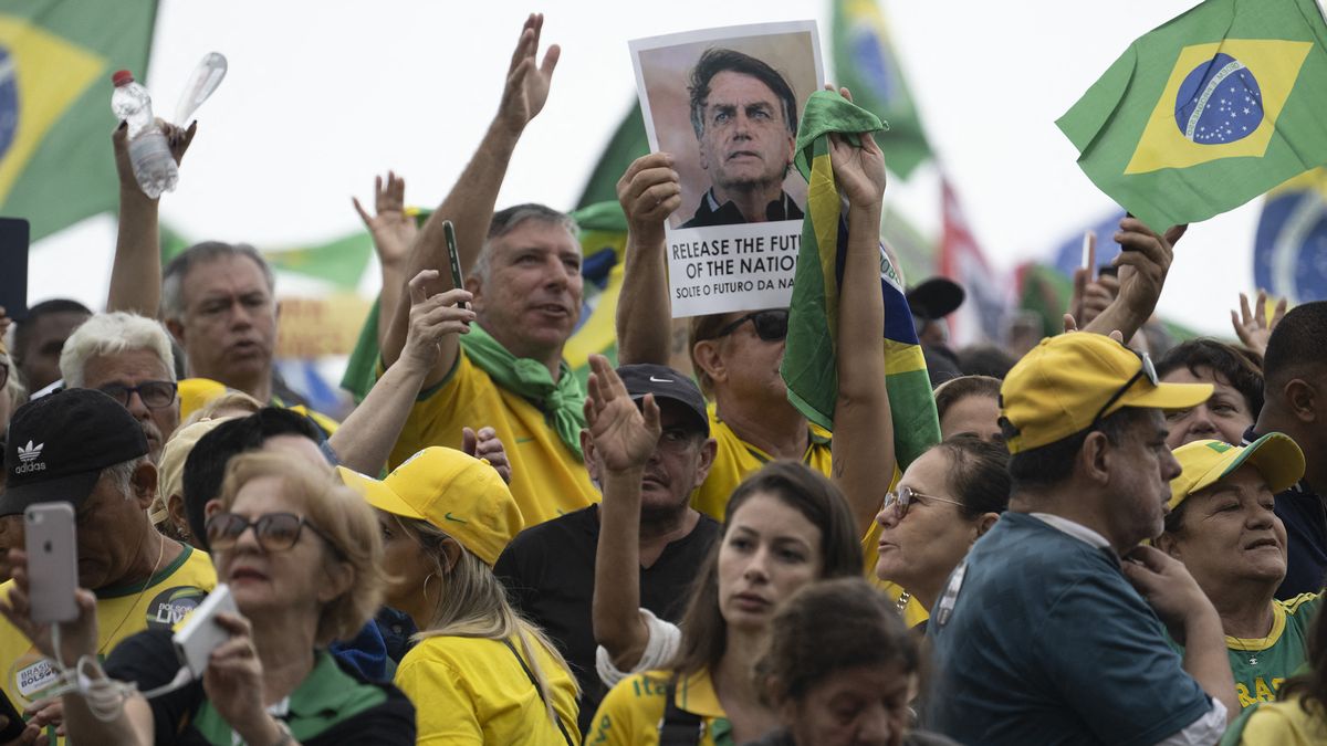Seguidores de Jair Bolsonaro vuelven a manifestarse por su amnistía en Río  de Janeiro