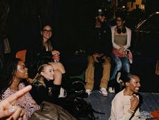 Cada viernes cambian los elencos y las obras, y lo que sucede una noche no se repite en las demás. Cada viernes cambian los elencos y las obras, y lo que sucede una noche no se repite en las demás.