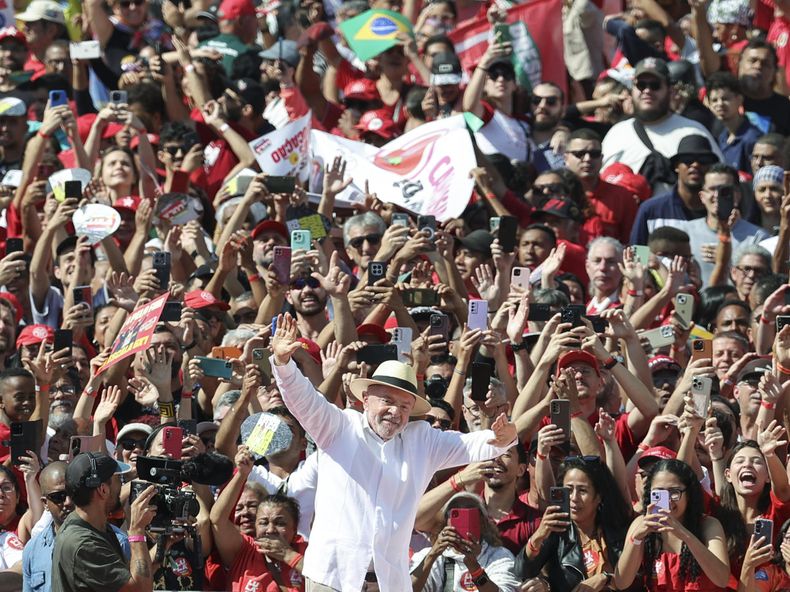 El presidente de Brasil, Luiz Inácio Lula da Silva, saluda a su llegada al lanzamiento de campaña para su reelección.