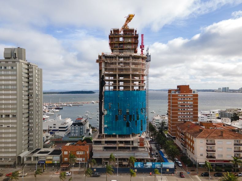 El avance de obra de la torre del WTC Punta del Este, en julio