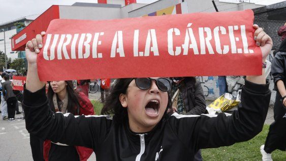 Detractores del expresidente Álvaro Uribe, se manifiestan afuera del Complejo Judicial de Paloquemao este lunes, en Bogotá (Colombia) Detractores del expresidente Álvaro Uribe, se manifiestan afuera del Complejo Judicial de Paloquemao este lunes, en Bogotá (Colombia)