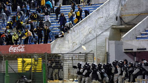 Incidentes entre hinchas y Policía en el Estadio Centenario. Foto: Nicolás Rodriguez / adhocFOTOS Incidentes entre hinchas y Policía en el Estadio Centenario. Foto: Nicolás Rodriguez / adhocFOTOS