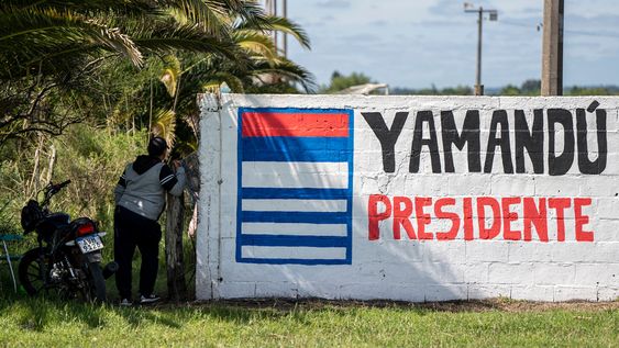Pintada en apoyo al candidato a la presidencia Yamandú Orsi en la localidad de Montes, departamento de Canelones Pintada en apoyo al candidato a la presidencia Yamandú Orsi en la localidad de Montes, departamento de Canelones