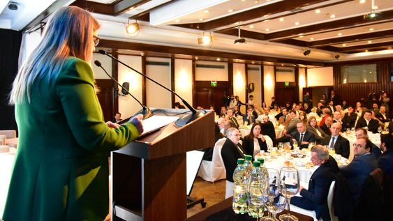 Marina Cantera, la presidenta de la Cámara de Turismo, en un evento con candidatos presidenciales