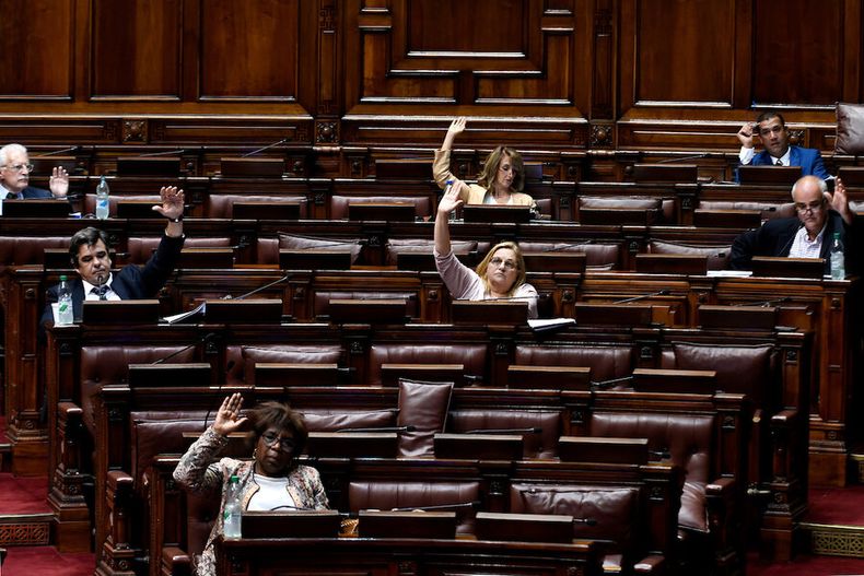 imagen de Blancos desistirán de los artículos de la ley de urgencia que no cuenten con apoyo de sus socios antes de ponerlos a votación