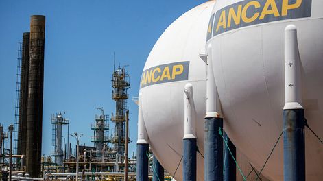 Refinería La Teja de Ancap en Montevideo. Foto: Mauricio Zina / adhocFOTOS