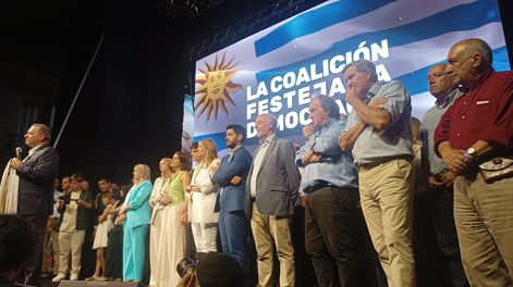 Álvaro Delgado reconoce la derrota; detrás suyo, separados, Andrés Ojeda y Pedro Bordaberry