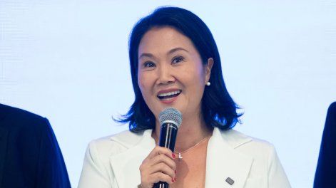 La candidata presidencial peruana Keiko Fujimori habla en una rueda de prensa este lunes 13, en Lima (Perú).
