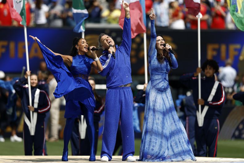 La cantante estadounidense Nicole Scherzinger, la estrella del pop británica Robbie Williams y la cantante italiana Laura Pausini interpretan el himno de la FIFA antes de la final de la Copa Mundial de la FIFA 2026.