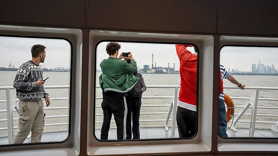 Un cruce en barco entre Colonia y Buenos Aires. Foto: Ricardo Antúnez, adhocFOTOS