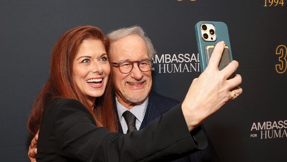 La actriz Debra Messing posó junto al fundador de USC Shoah,Steven Spielberg La actriz Debra Messing posó junto al fundador de USC Shoah,Steven Spielberg
