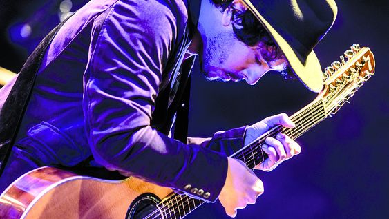 imagen de La laptop y la guitarra criolla imagen de La laptop y la guitarra criolla