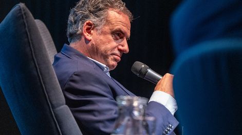 Yamandú Orsi, durante el ciclo Desayunos Candidatos de Búsqueda. Foto: Mauricio Zina / Ad hoc.&nbsp;