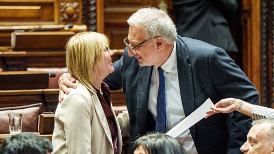 Cristina Lustemberg, ministra de Salud Pública, y Gerardo Sotelo, miembro interpelante y diputado del Partido Independiente. Cristina Lustemberg, ministra de Salud Pública, y Gerardo Sotelo, miembro interpelante y diputado del Partido Independiente.