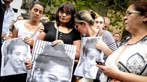Búsqueda | Beatriz Olivera (madre de Valeria) en una marcha en homenaje a Valeria Sosa el 2 de febrero de 2017. Foto: Javier Calvelo / adhocFOTOS