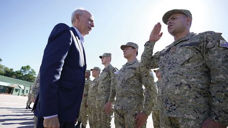 Javier García en enero, durante la despedida de efectivos que viajaron al Congo. Foto: Javier Calvelo / adhocFOTOS