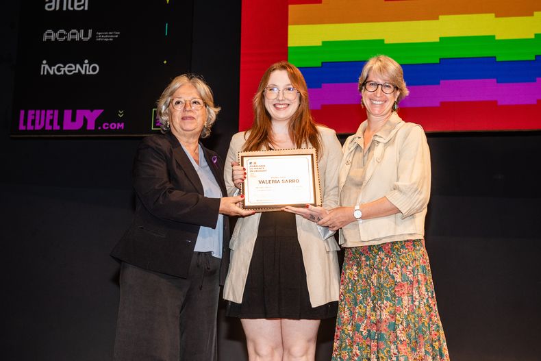 Directora del Instituto Nacional de las Mujeres Mónica Xavier, ganadora del Premio Sofía Valeria Sarro y embajadora de Francia Virginie Bioteau.