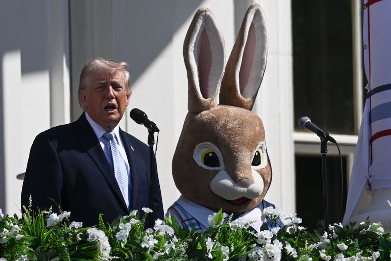 El presidente estadounidense Donald Trump pronuncia un discurso durante la tradicional búsqueda de huevos de Pascua en el jardín sur de la Casa Blanca el 6 de abril de 2026, en Washington, D.C.