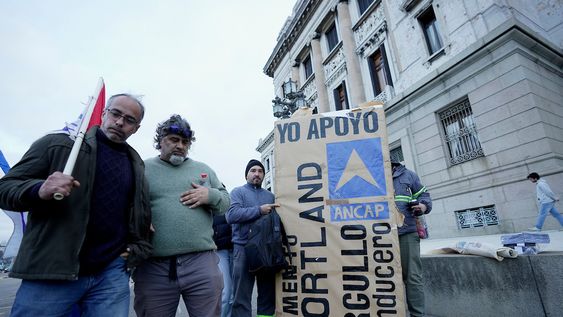 Una manifestación de trabajadores del pórtland, en el Parlamento. Una manifestación de trabajadores del pórtland, en el Parlamento.