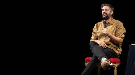 Búsqueda | Gabriel Calderón en la presentación de la temporada 2024 de la Comedia Nacional. Foto: Mauricio Zina, adhocFOTOS