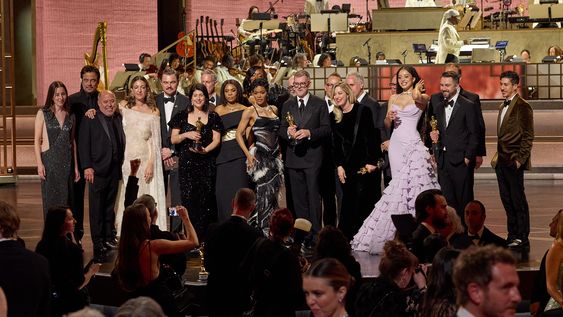 Elenco de&nbsp;Una batalla tras otra, con su director, Paul Thomas Anderson.