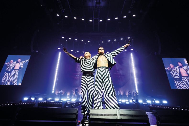 Para el show en el Antel Arena de Ca7riel y Paco Amoroso, el diseñador uruguayo creó en tres días impactantes trajes geométricos y acolchonados que fueron furor. 