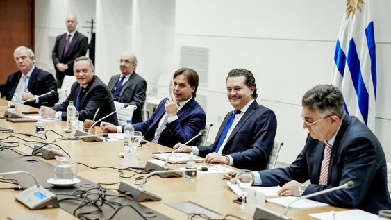 El presidente Lacalle Pou le reclamó a su gabinete que haya mayor diálogo con legisladores oficialistas. Foto: Javier Calvelo / adhocFOTOS