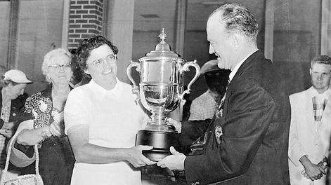 Fay Crocker recibiendo del vicepresidente de la USGA, John Ames, el trofeo del US Women’s Open