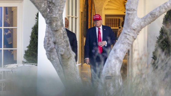 Donald Trump se prepara para hablar con los medios sobre su reunión con el presidente ucraniano en los jardeines de la Casa Blanca. Donald Trump se prepara para hablar con los medios sobre su reunión con el presidente ucraniano en los jardeines de la Casa Blanca.